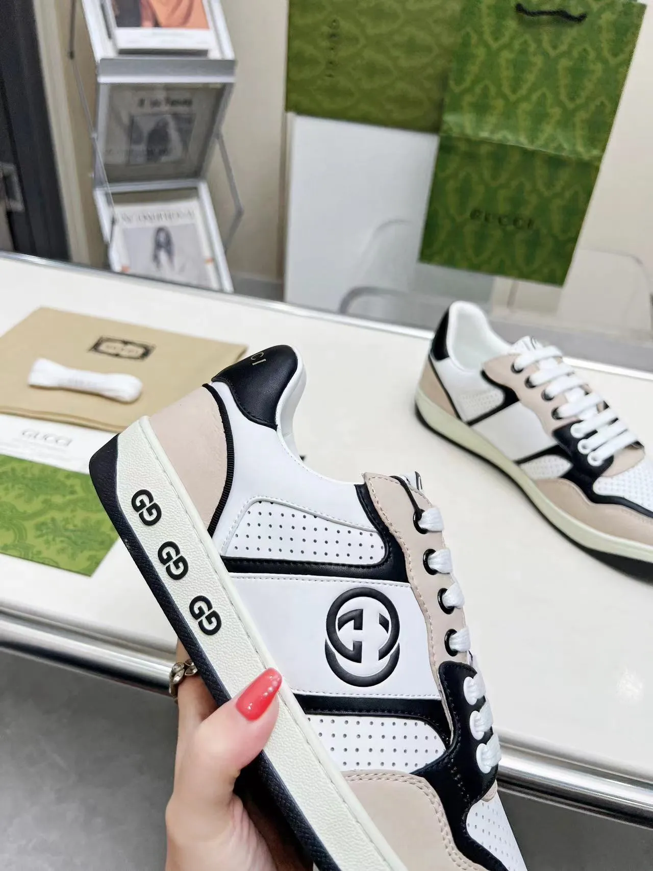 P620 💞💞Gucci G Home’s latest popular sports shoes, couple’s style, casual, retro white shoes 🌸🌸🌸 New popular series. The exquisite and compact interlocking double G logo romantically interprets the aesthetic concept of this series. Made of off-white leather, retro inspiration is cleverly blended into the sneaker design to reinterpret the brand logo. Exquisitely packaged at the delivery counter 🛍📦 ▪️Fabric: Original custom-made imported first-layer cowhide leather ▪️Lining: Original custom-made imported cowhide lining ▪️Outsole: Original molded two-color TPU outsole ▪️Size: Women's 35-40 / Men's 39-45